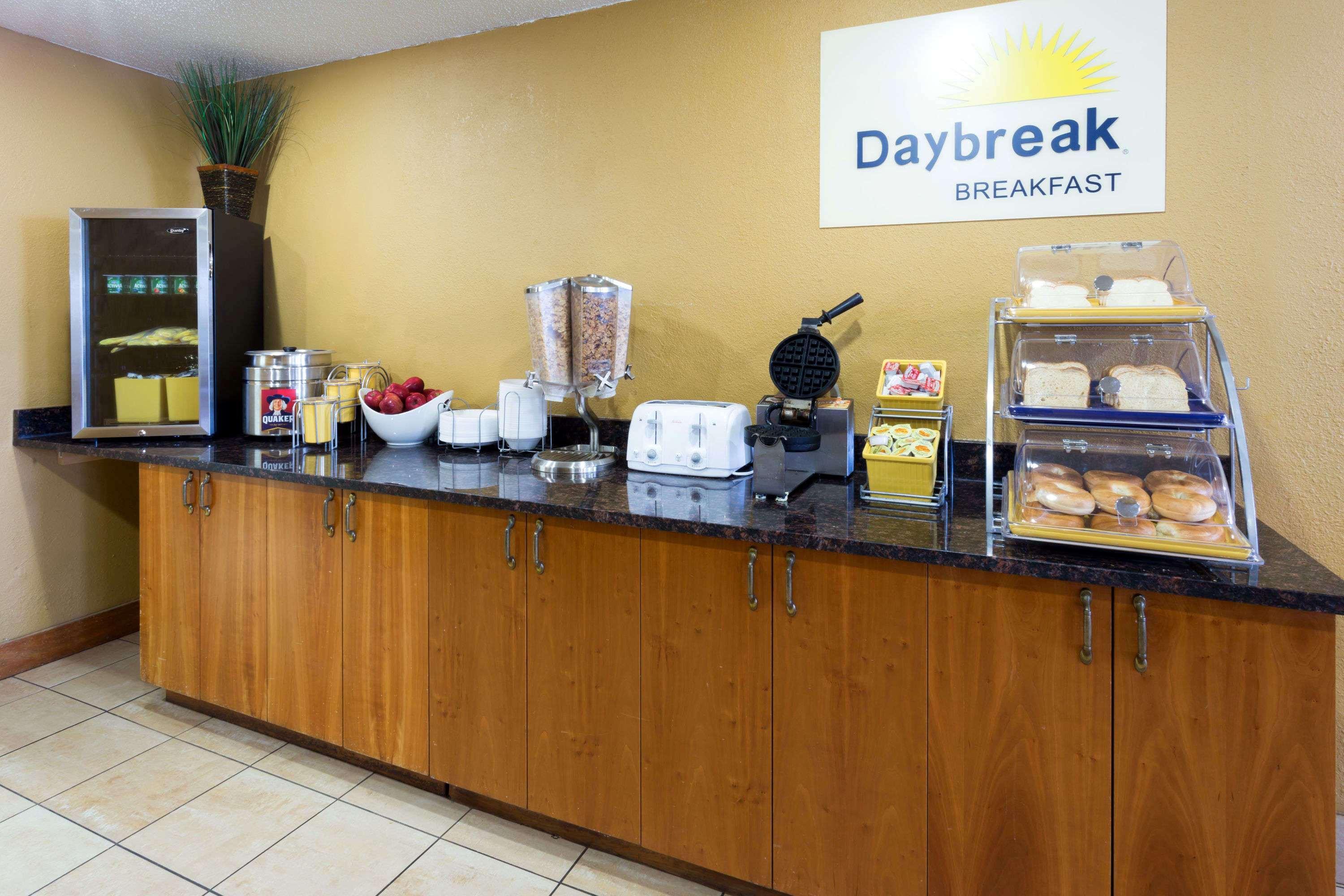 Days Inn & Suites By Wyndham Northwest Indianapolis Ngoại thất bức ảnh
