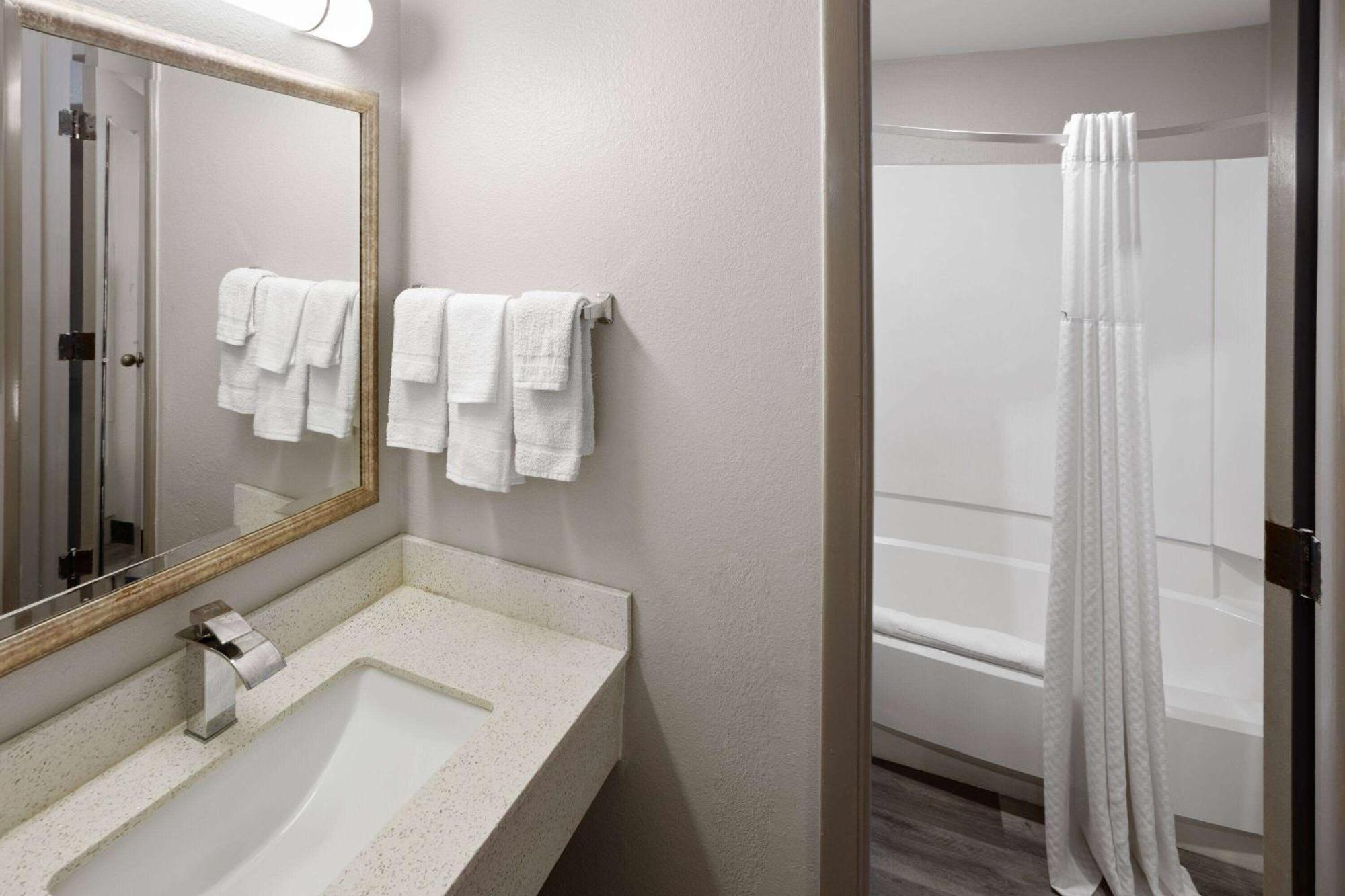 Days Inn & Suites By Wyndham Northwest Indianapolis Ngoại thất bức ảnh